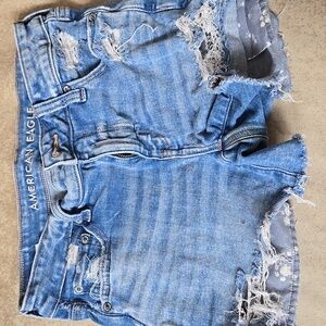 AEO JEAN DISTRESSED MEDIUM WASH denim shorts size 2